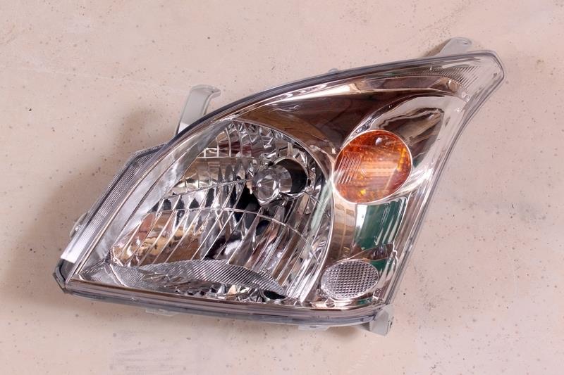 811706A050 Toyota Reflektor lewy
