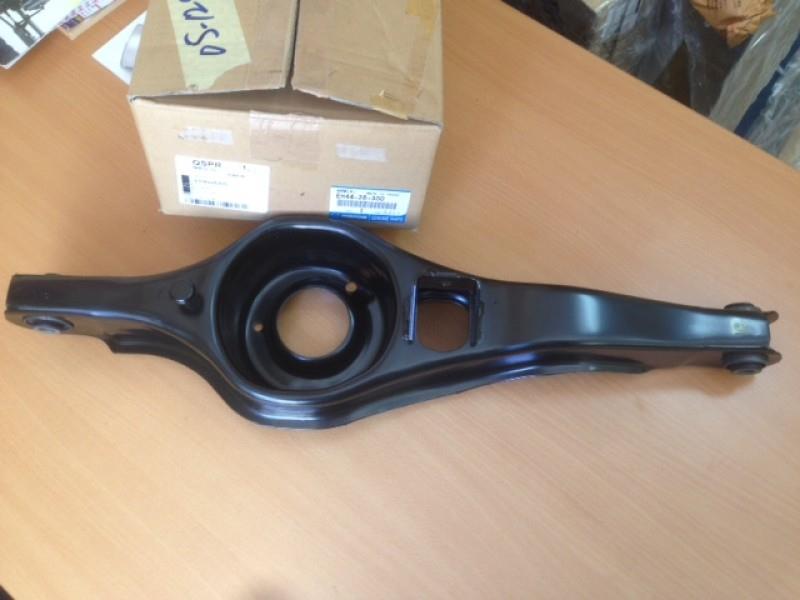 EH4428350 Mazda Wahacz zawieszenia tylnego dolny lewy