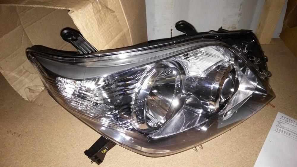 8114560E70 Toyota Reflektor prawy