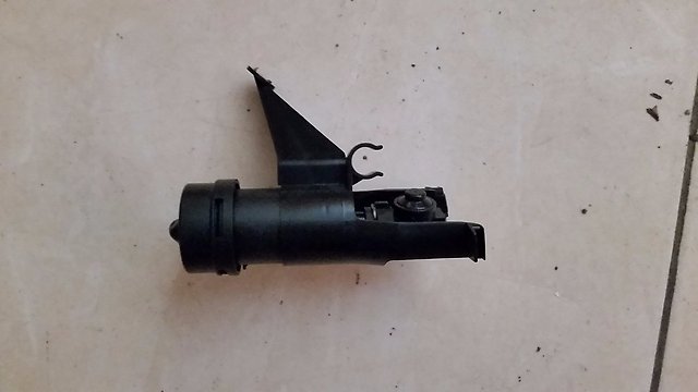 28641EM30A Nissan/Infiniti Dysza spryskiwacza reflektora przedniego prawego