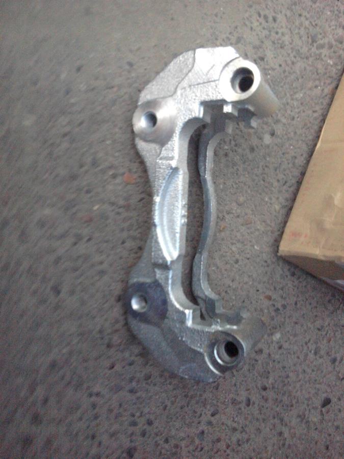 Jarzmo zacisku hamulcowego przedniego Mitsubishi Lancer 9 CSA