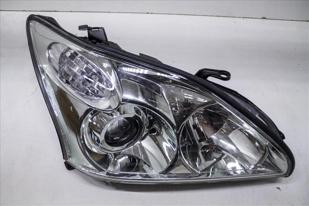 8114548241 Toyota Reflektor prawy