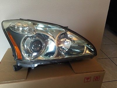 811100E031 Toyota Reflektor prawy