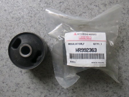 MR992363 Mitsubishi Silentblock trawersu mocowania reduktora przedniego