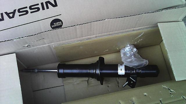 E61101CB0B Nissan/Infiniti Amortyzator przedni prawy