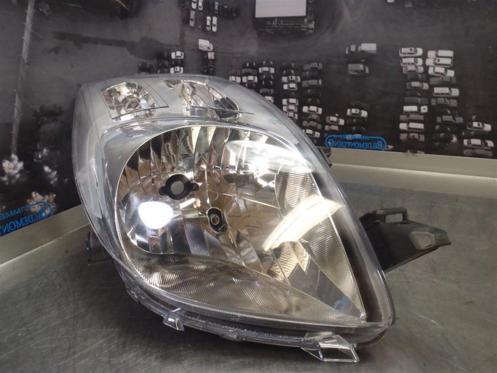 811300D120 Toyota Reflektor prawy