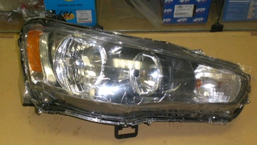 8301C338 Mitsubishi Reflektor prawy