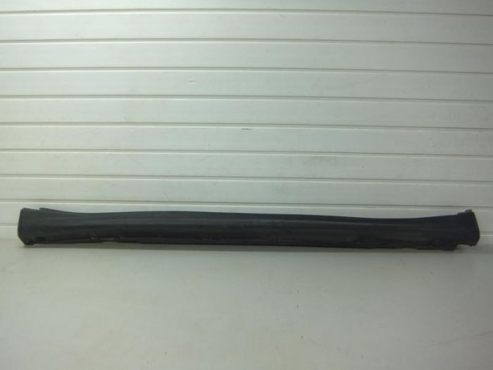768501KA6A Nissan/Infiniti Nakładka (listwa ochronna) na próg zewnętrzna prawa