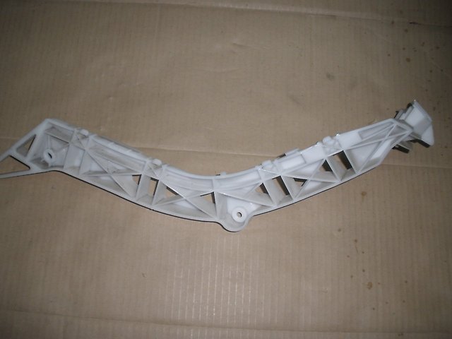 BP4K502J1D Mazda Prowadnica zderzaka tylnego lewa