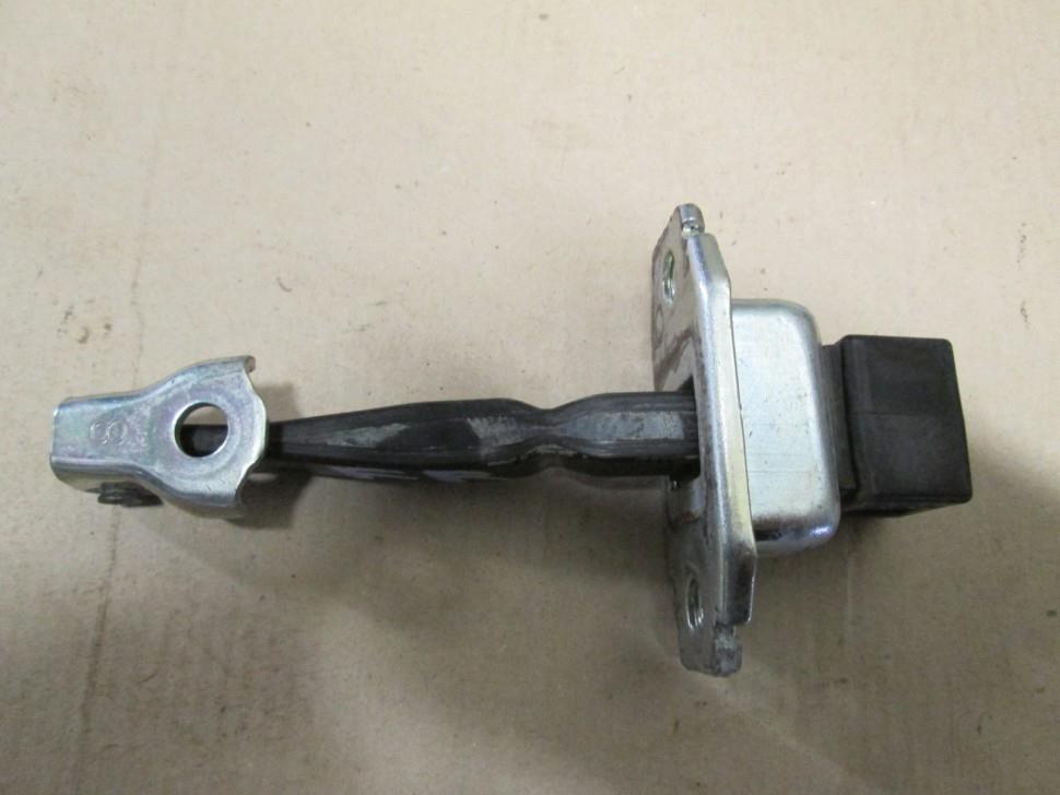 Ogranicznik drzwi tylny Mitsubishi 5702A079 cena, od 32,67 USD
