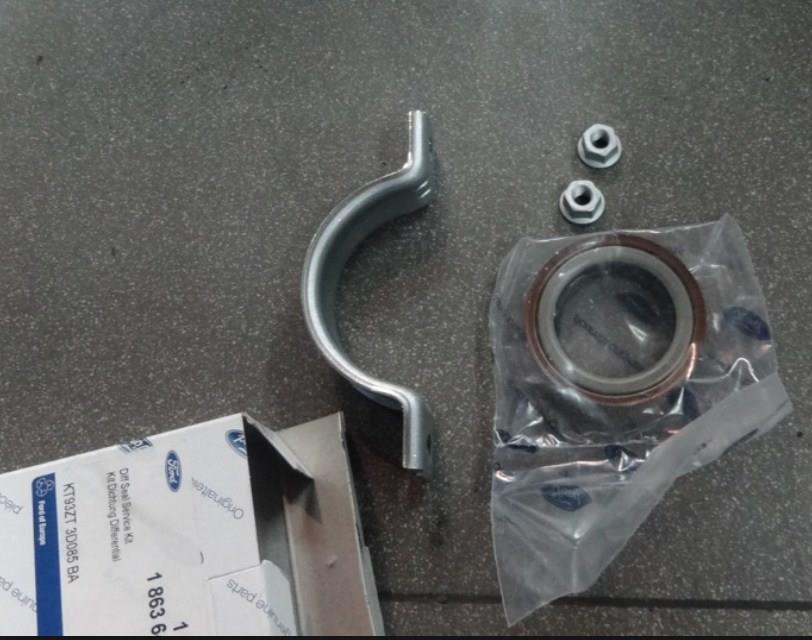 1863642 Ford Uszczelniacz półosi prawej mostu przedniego