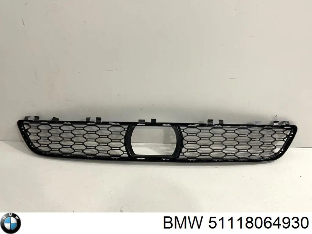 51118064930 BMW Kratka zderzaka przedniego środkowa