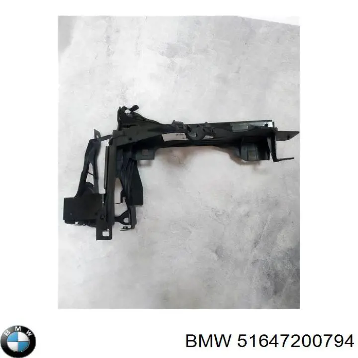 Do koszyka 51647200794 BMW Wspornik (adapter) mocowania reflektora przedniego prawego