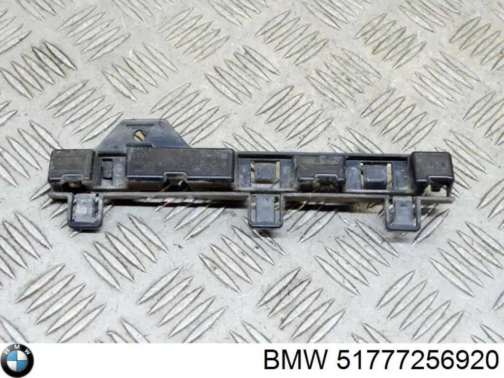 Wspornik nakładki progu zewnętrznego prawej BMW 51777256920 cena, od 30,16 USD