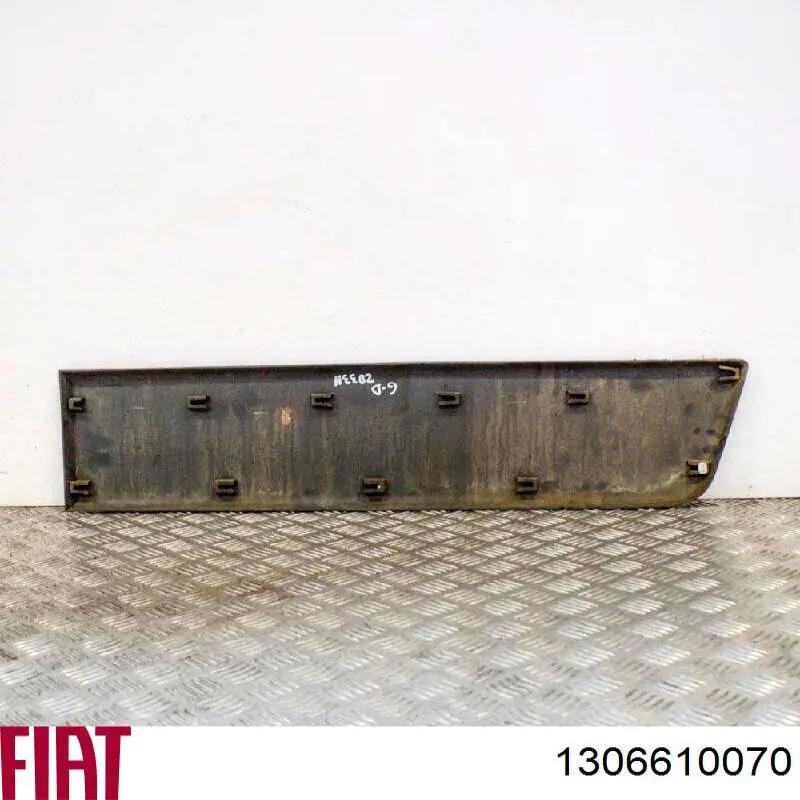 Listwa ochronna błotnika tylnego prawego Fiat/Alfa/Lancia 1306610070 cena, od 39,97 USD