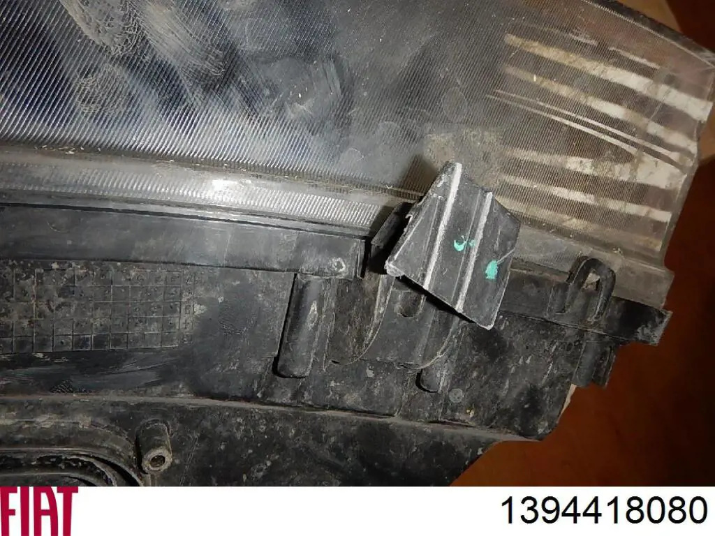 Reflektor prawy 1682746680 Peugeot/Citroen