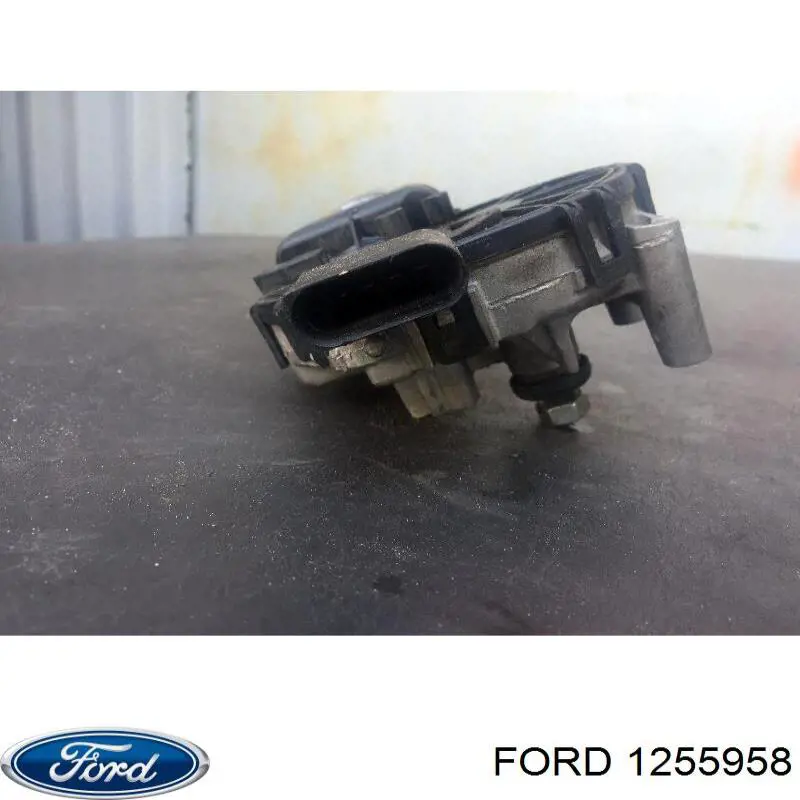 1255958 Ford Silniczek wycieraczki szyby przedniej