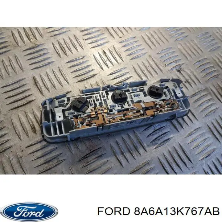 Lampka oświetlenia kabiny Ford 8A6A13K767AB cena, od 37,46 USD