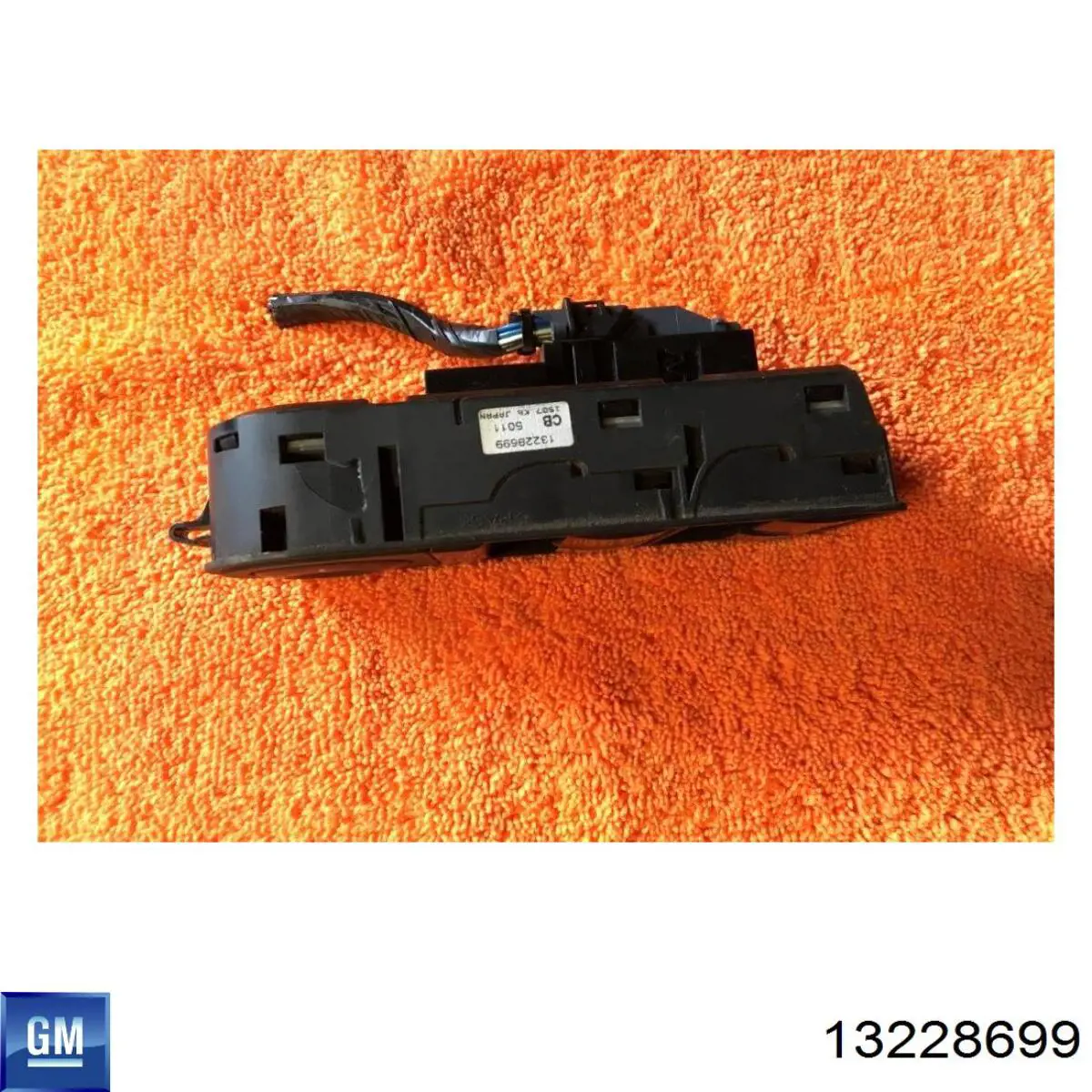 Panel przyciskowy sterowania podnośnikiem szyby przedni lewy 13228699 General Motors