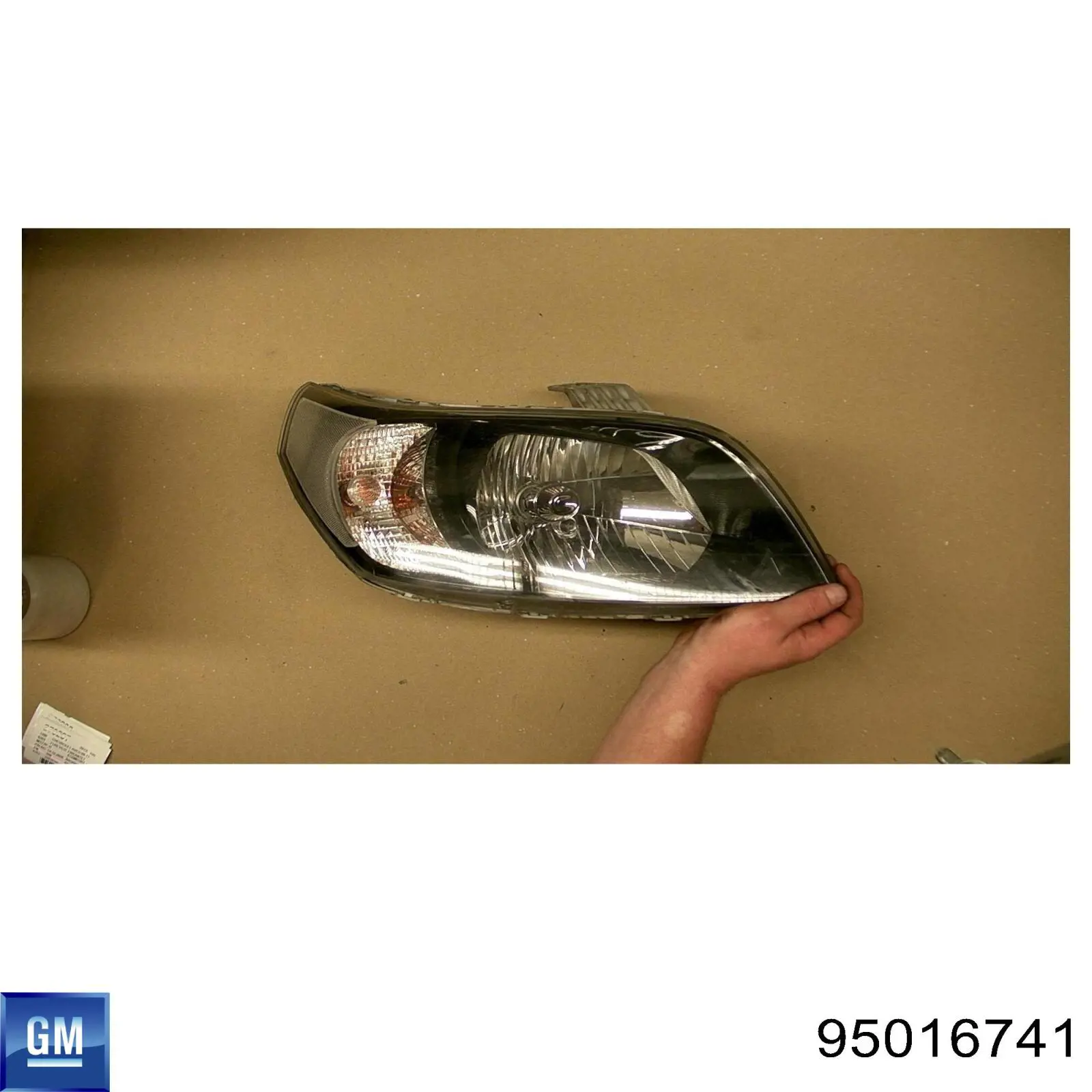 Reflektor prawy General Motors 96995728 cena, od 126,16 USD