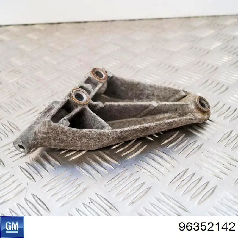 Do koszyka Wspornik alternatora Chevrolet Aveo I T200