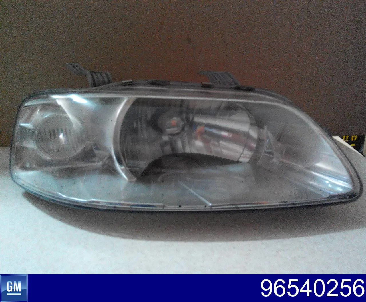96540256 General Motors Reflektor prawy