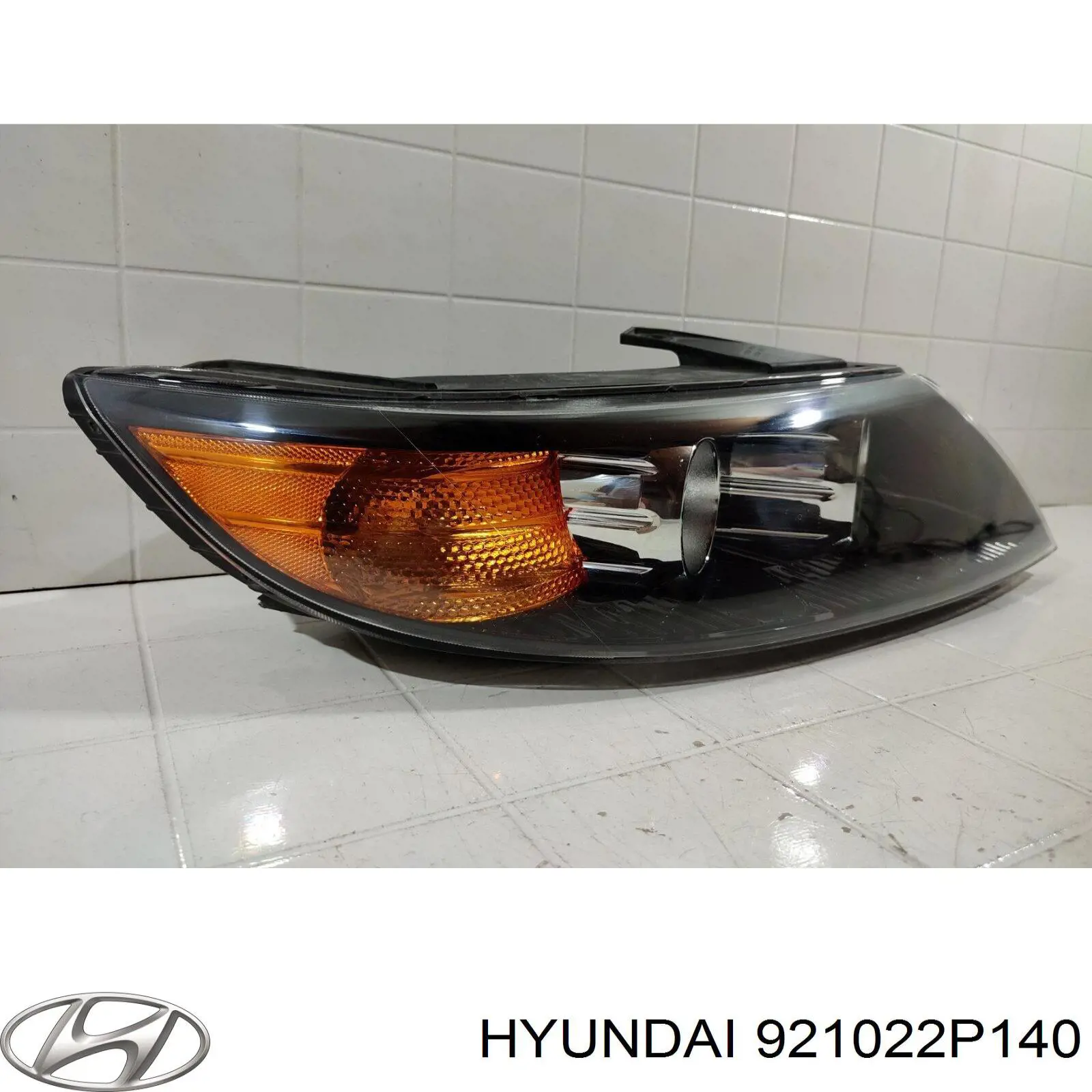 Reflektor prawy 921022P140 Hyundai/Kia