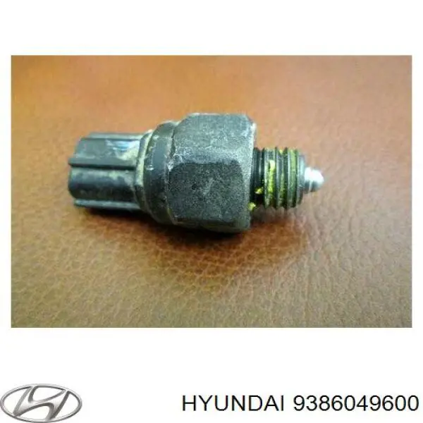 Czujnik włączania światła cofania 9386049600 Hyundai/Kia