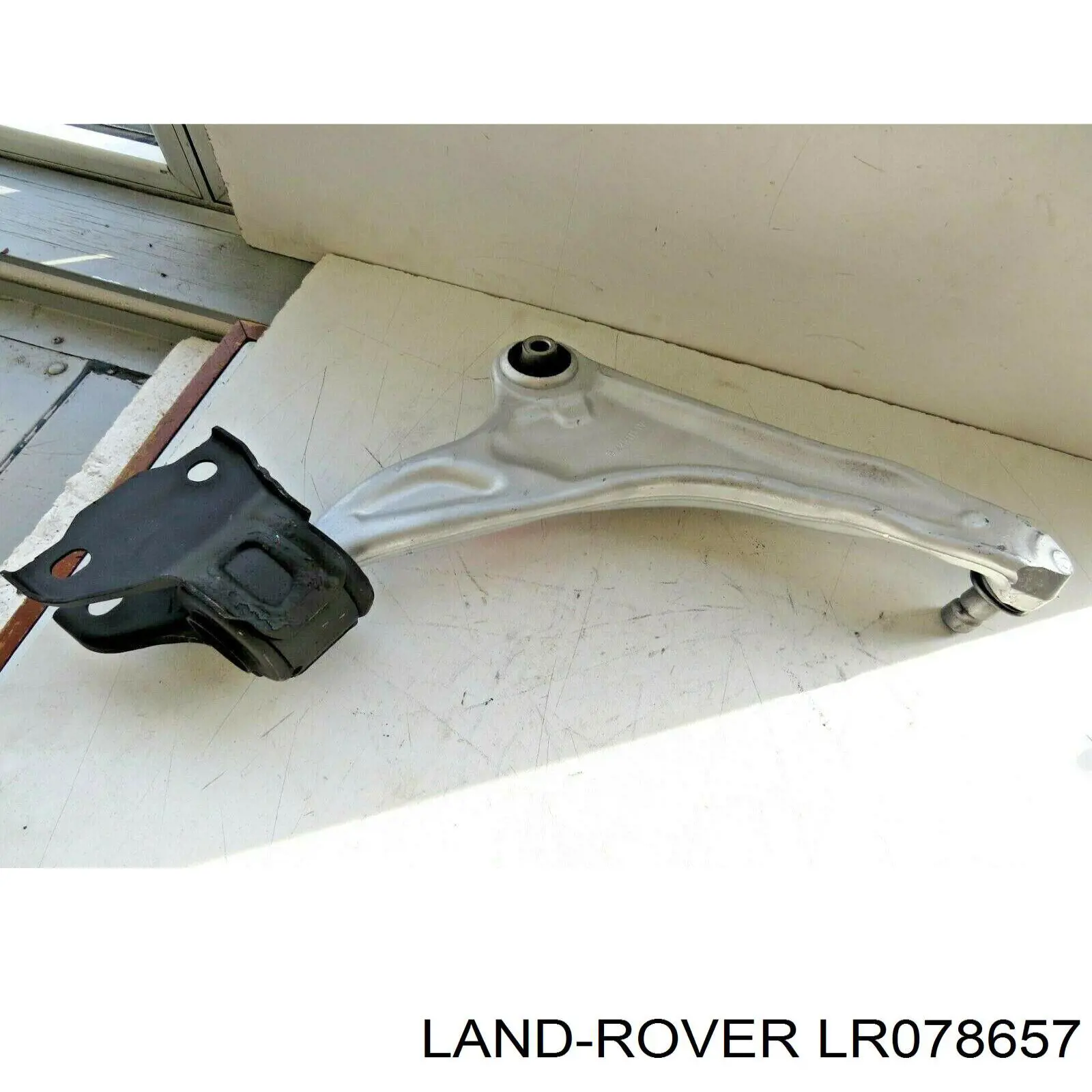 Wahacz zawieszenia przedniego dolny lewy LR078657 Land Rover