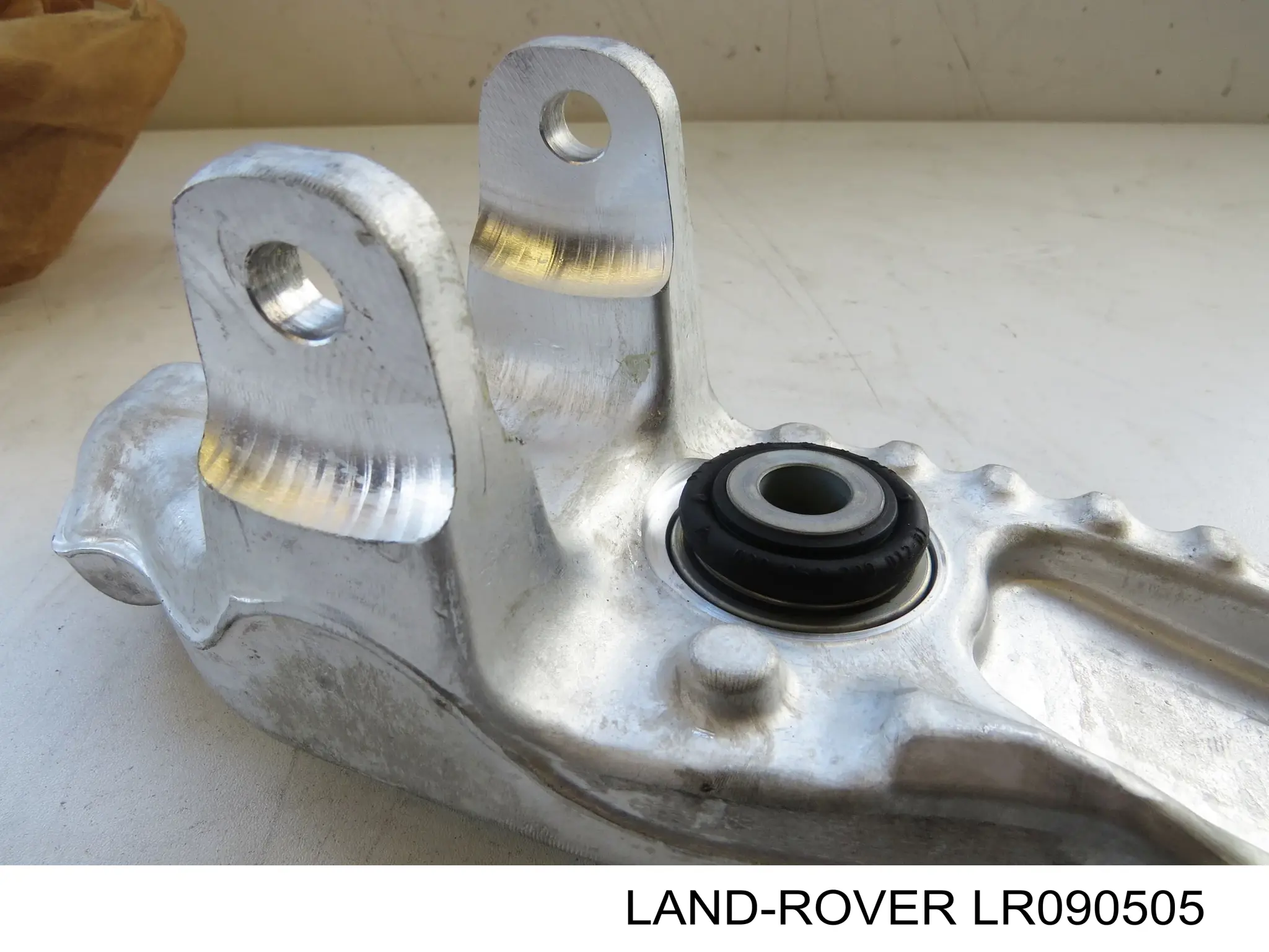 Do koszyka LR090505 Land Rover Wahacz zawieszenia przedniego dolny prawy
