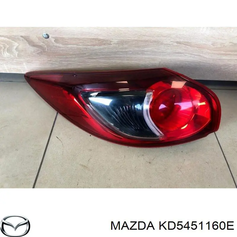 KD5451160E Mazda Lampa zespolona tylna lewa zewnętrzna