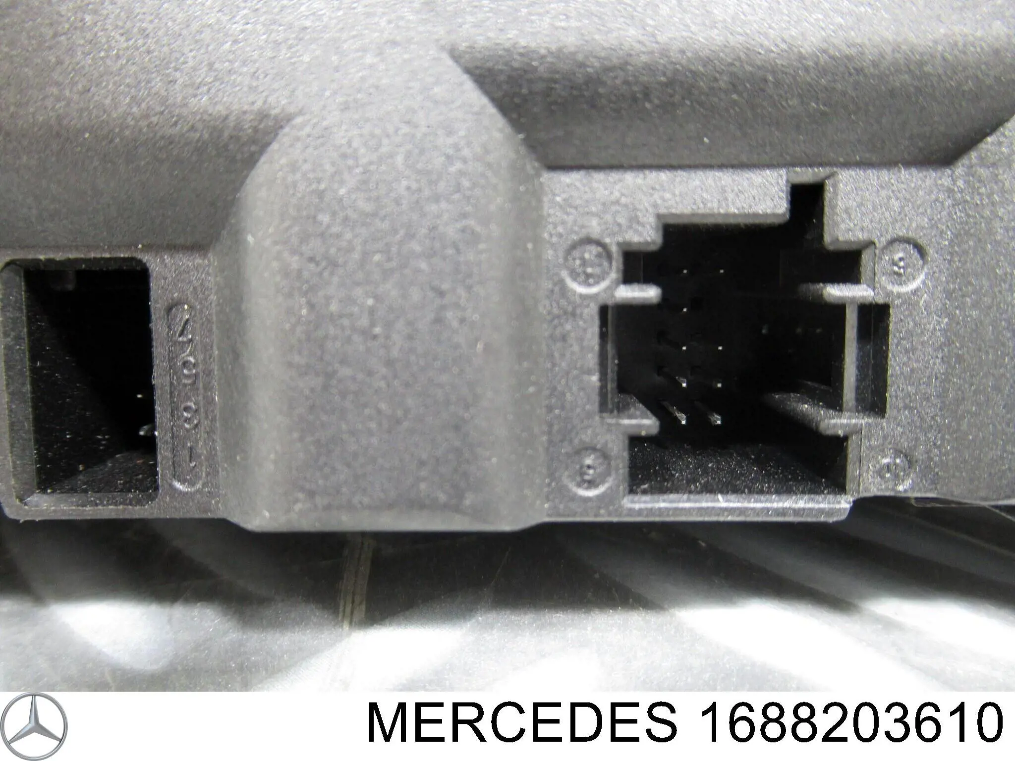 Blok przycisków na środkowej konsoli Mercedes 1688203610 cena, od 47,67 USD