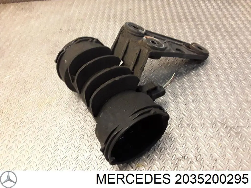 Przewód (króciec) intercoolera Mercedes 2035200295 cena, od 47,36 USD