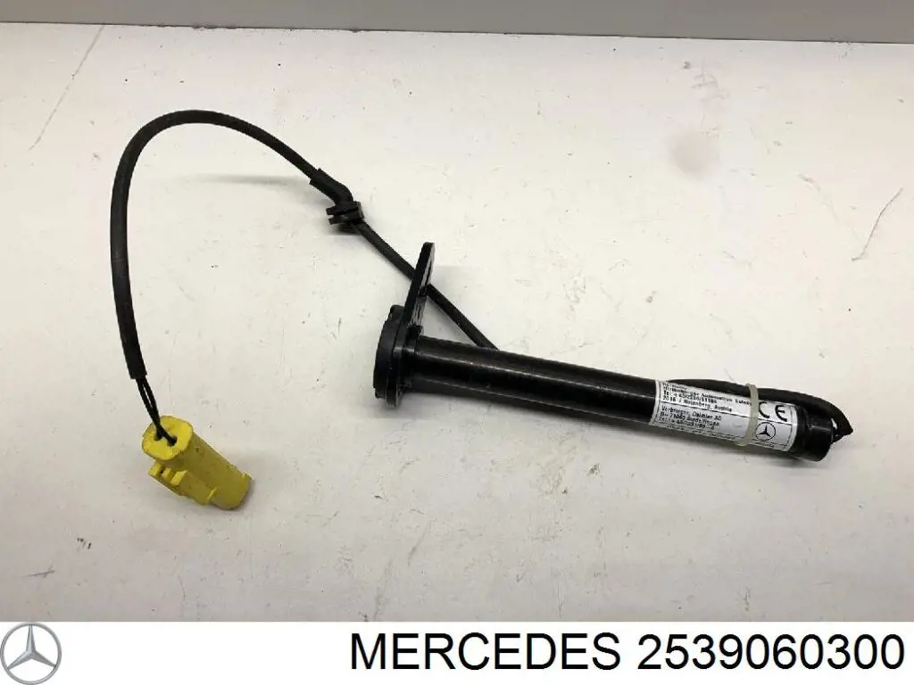 Do koszyka 2539060300 Mercedes Kratka zderzaka przedniego środkowa