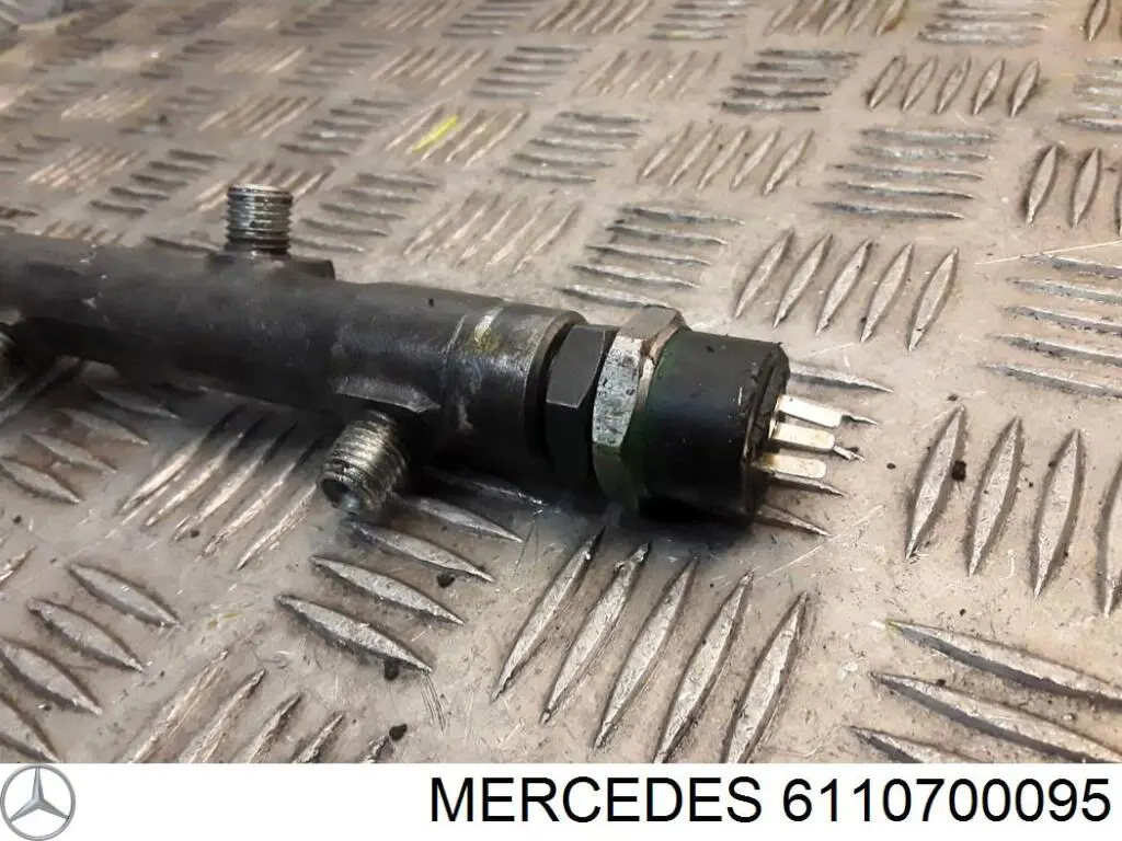 Do koszyka 6110700495 Mercedes Rozdzielacz paliwa