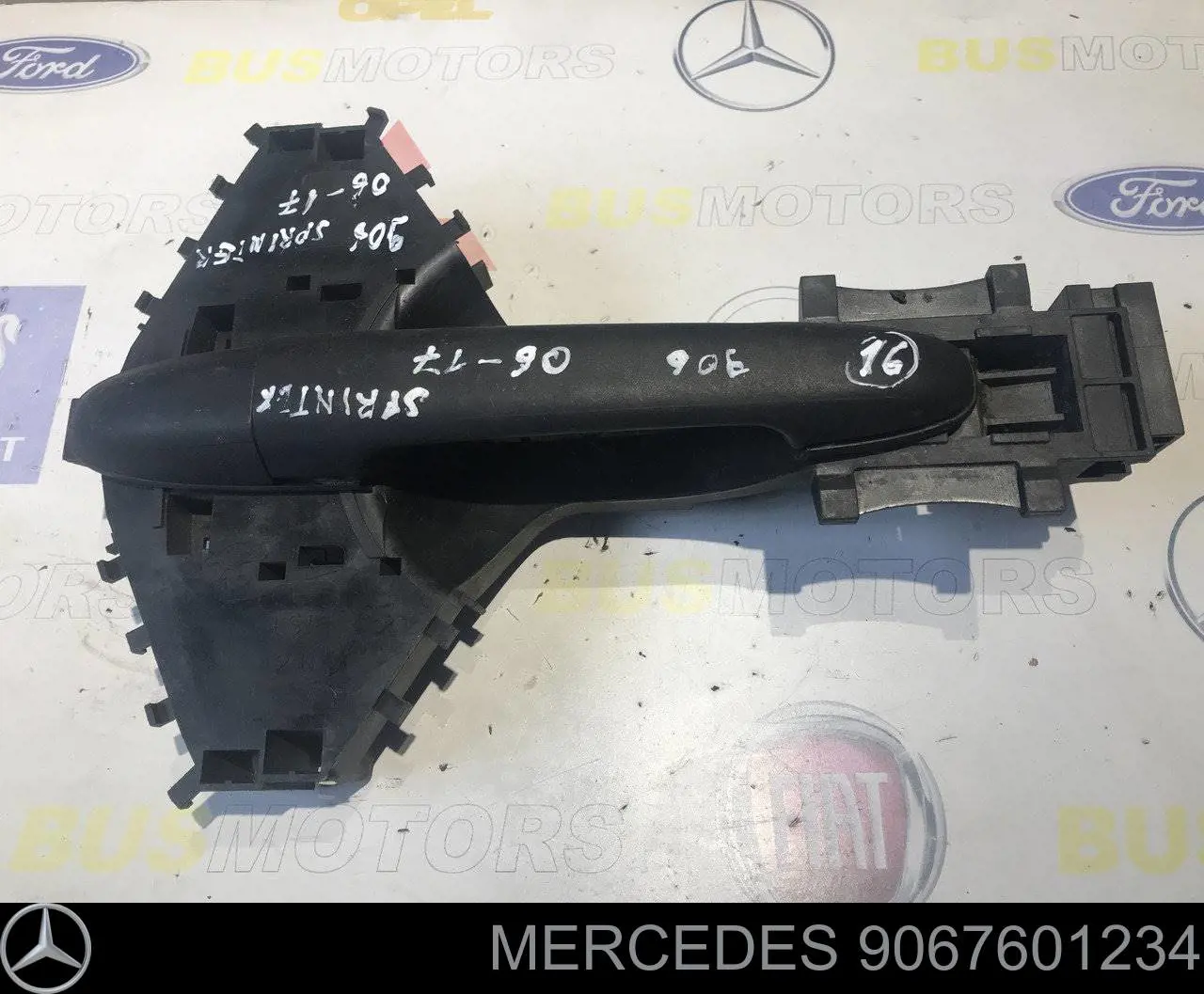 Do koszyka 9067601234 Mercedes Uchwyt zewnętrznej klamki drzwi przesuwnej prawej