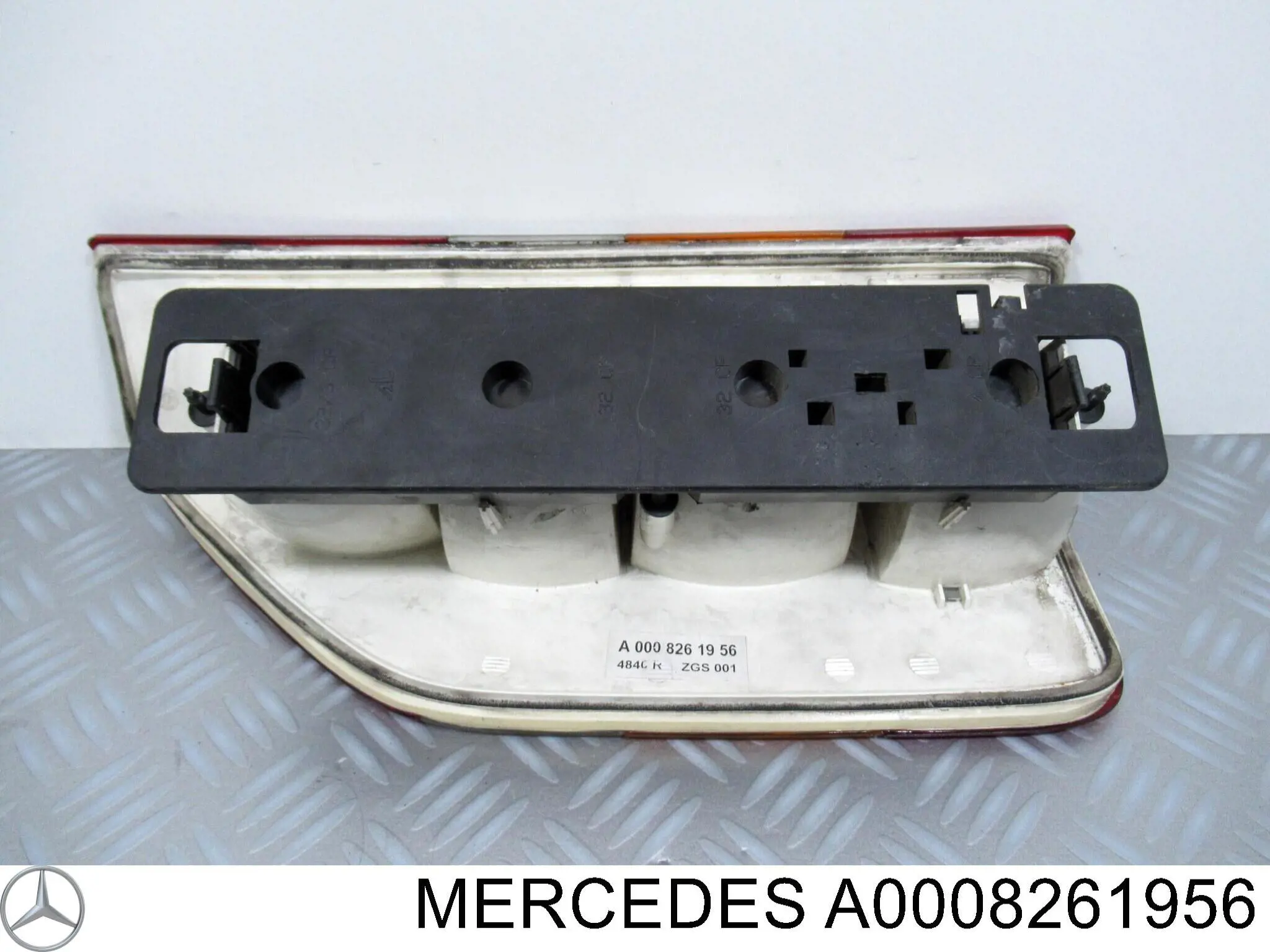 A0008261956 Mercedes Lampa zespolona tylna prawa