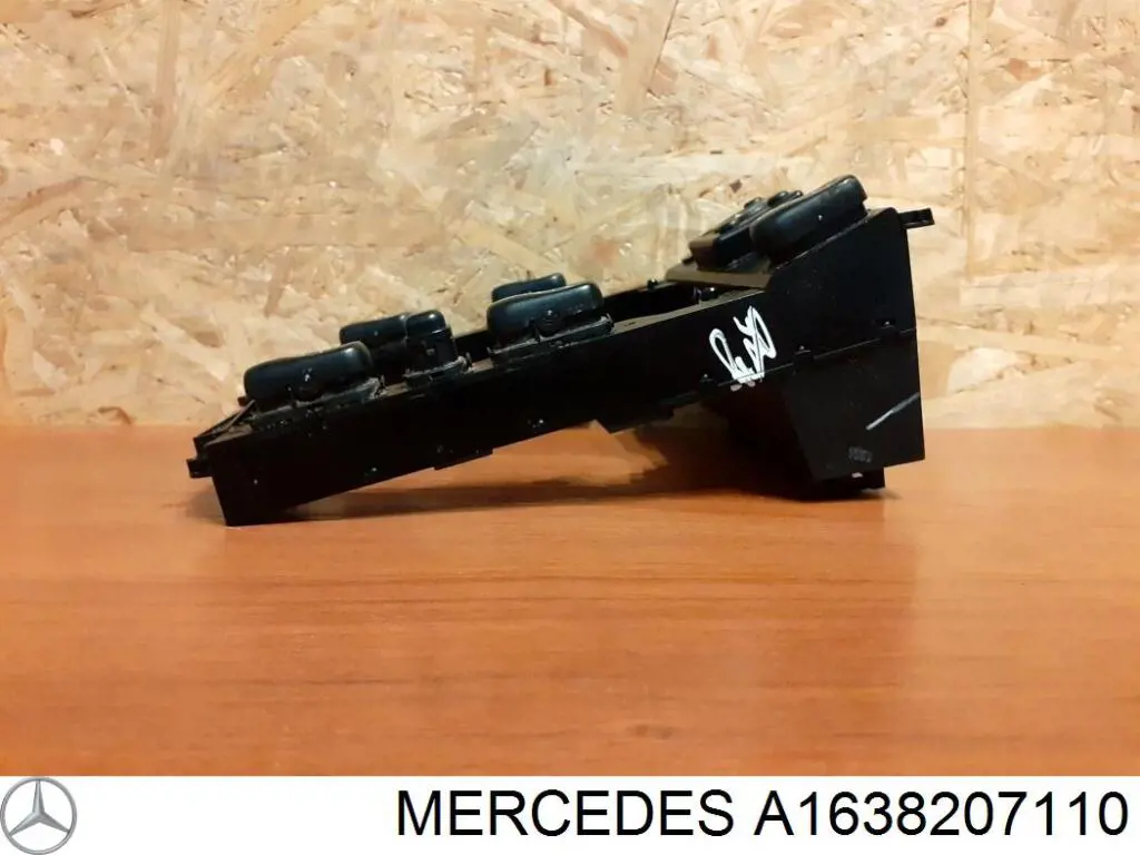 Panel przyciskowy sterowania podnośnikiem szyb konsoli centralnej Mercedes A1638207110 cena, od 129,40 USD