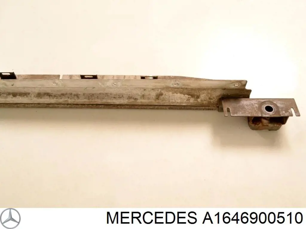 Reling dachu lewy Mercedes A1646900510 cena, od 277,52 USD