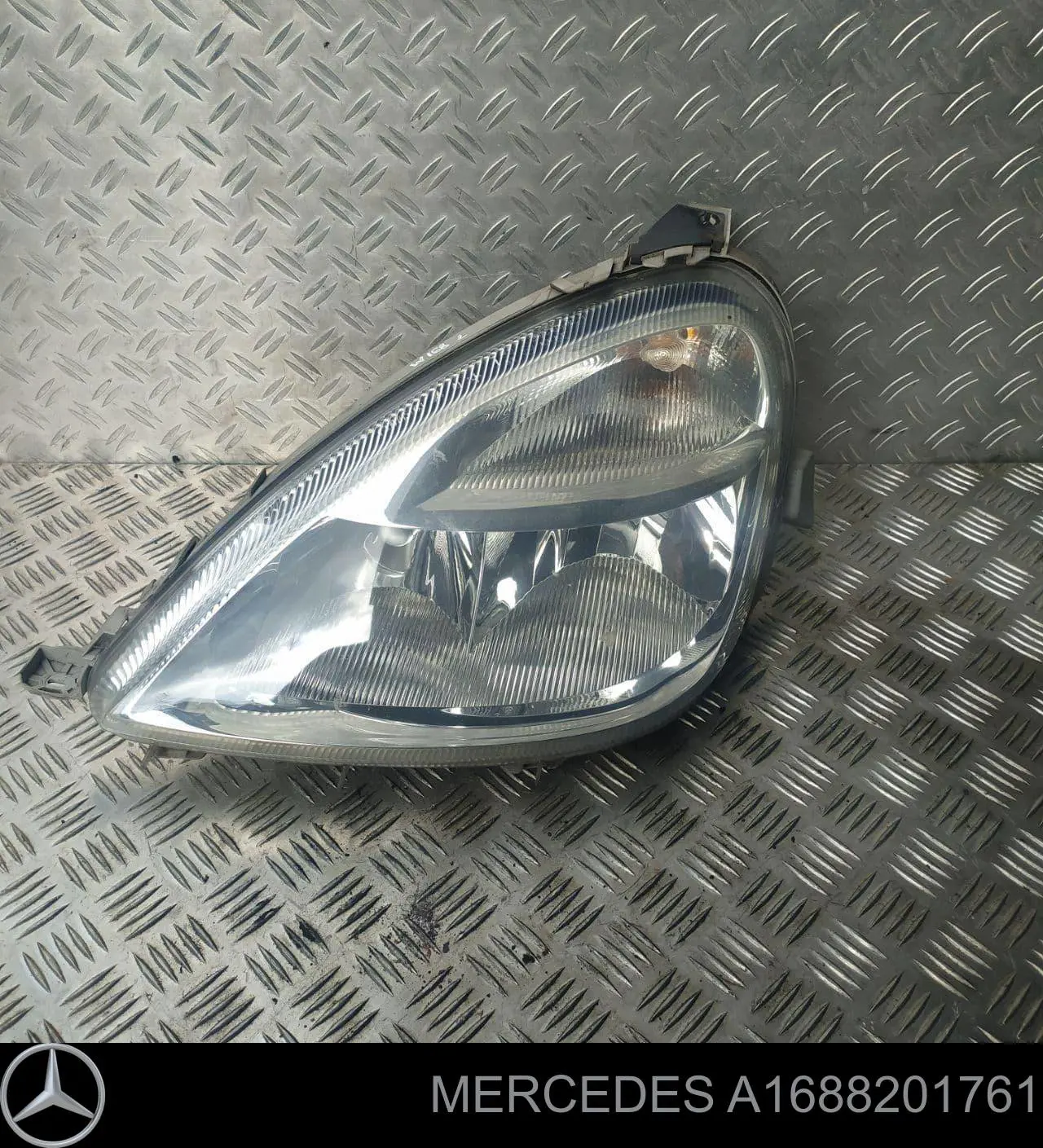 A1688201761 Mercedes Reflektor lewy