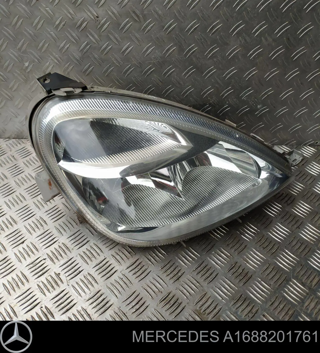 Reflektor lewy Mercedes A1688201761 cena, od 61,29 USD