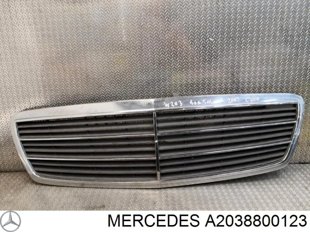 Atrapa chłodnicy Mercedes A20388001237D11 cena, od 132,80 USD