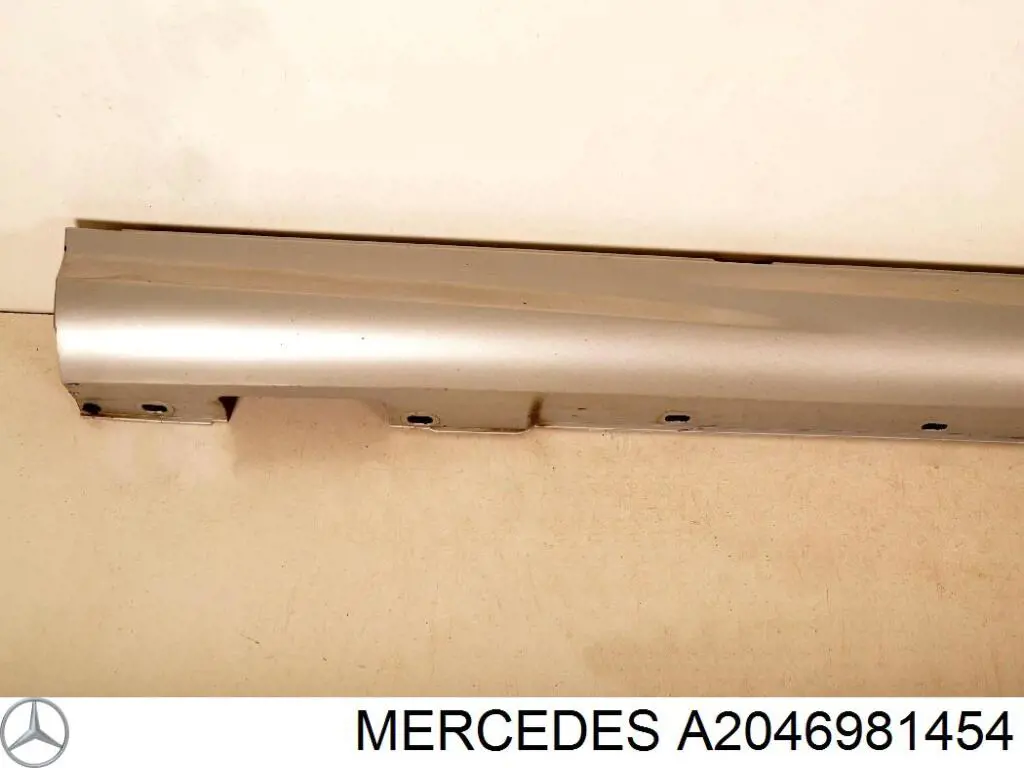 Nakładka (listwa ochronna) na próg zewnętrzna prawa Mercedes A2046981454 cena, od 131,92 USD