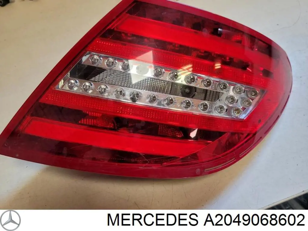 Lampa zespolona tylna prawa Mercedes A2049068602 cena, od 135,00 USD