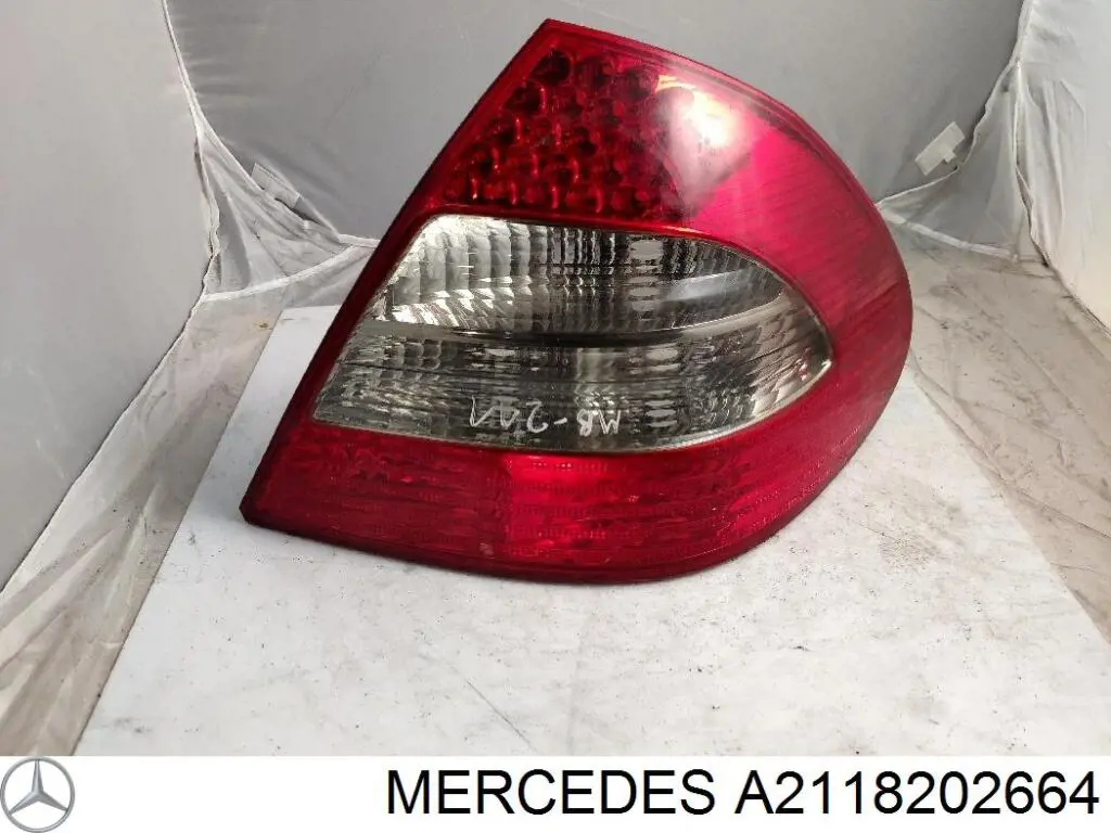 Lampa zespolona tylna prawa Mercedes A2118202664 cena, od 185,17 USD