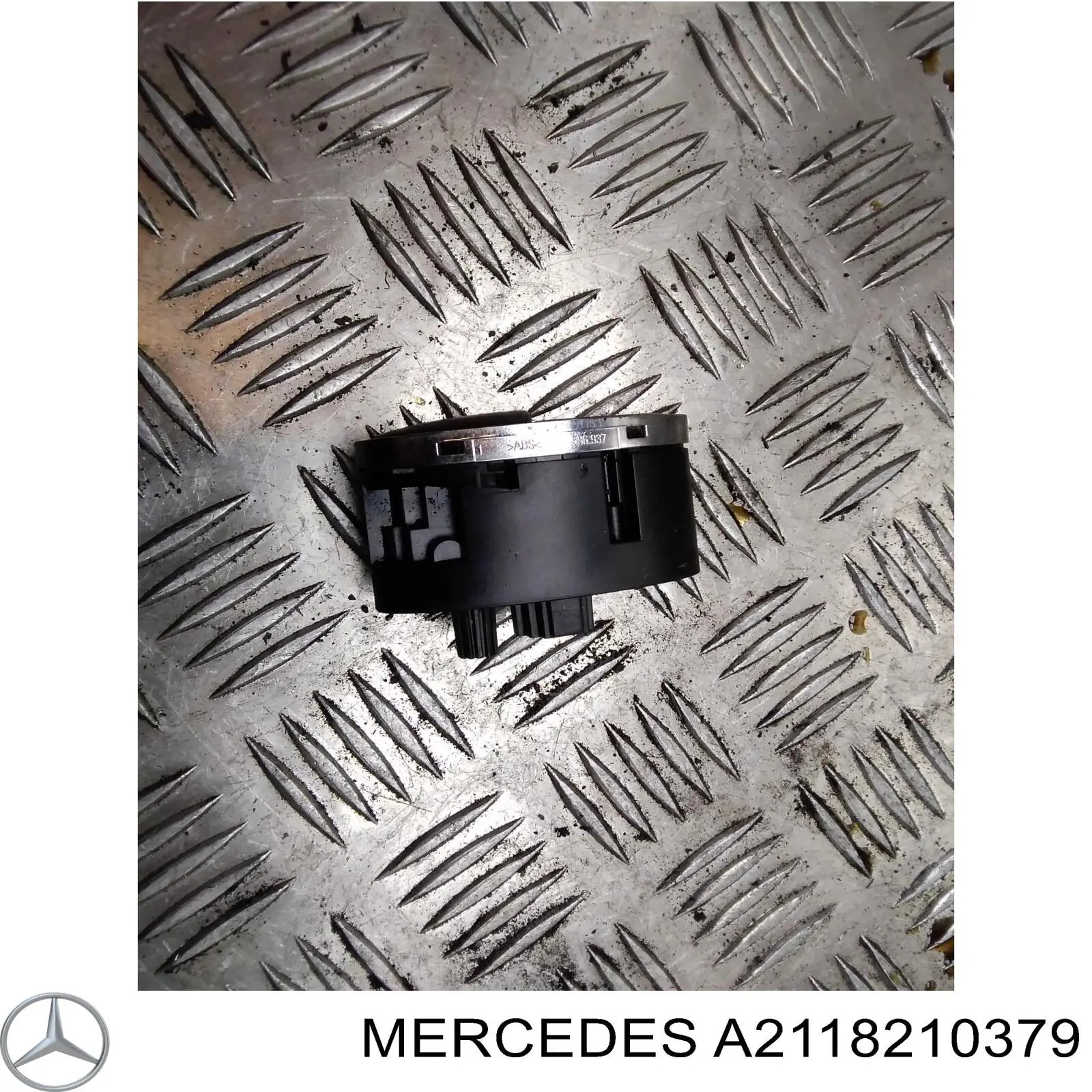 Przycisk klapy bagażnika (3/5 drzwi) w kabinie Mercedes A2118210379 cena, od 40,86 USD