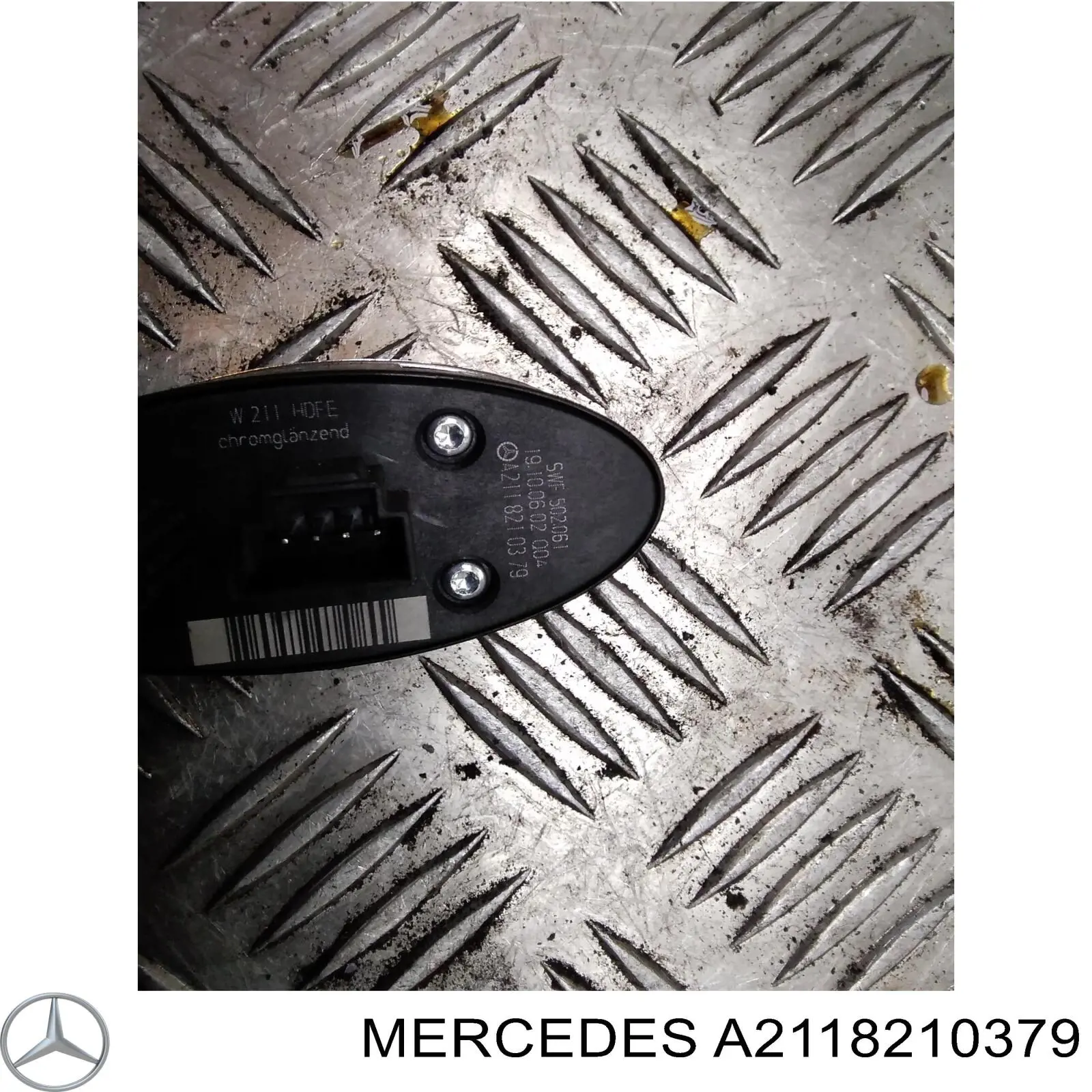 Przycisk klapy bagażnika (3/5 drzwi) w kabinie A2118210379 Mercedes