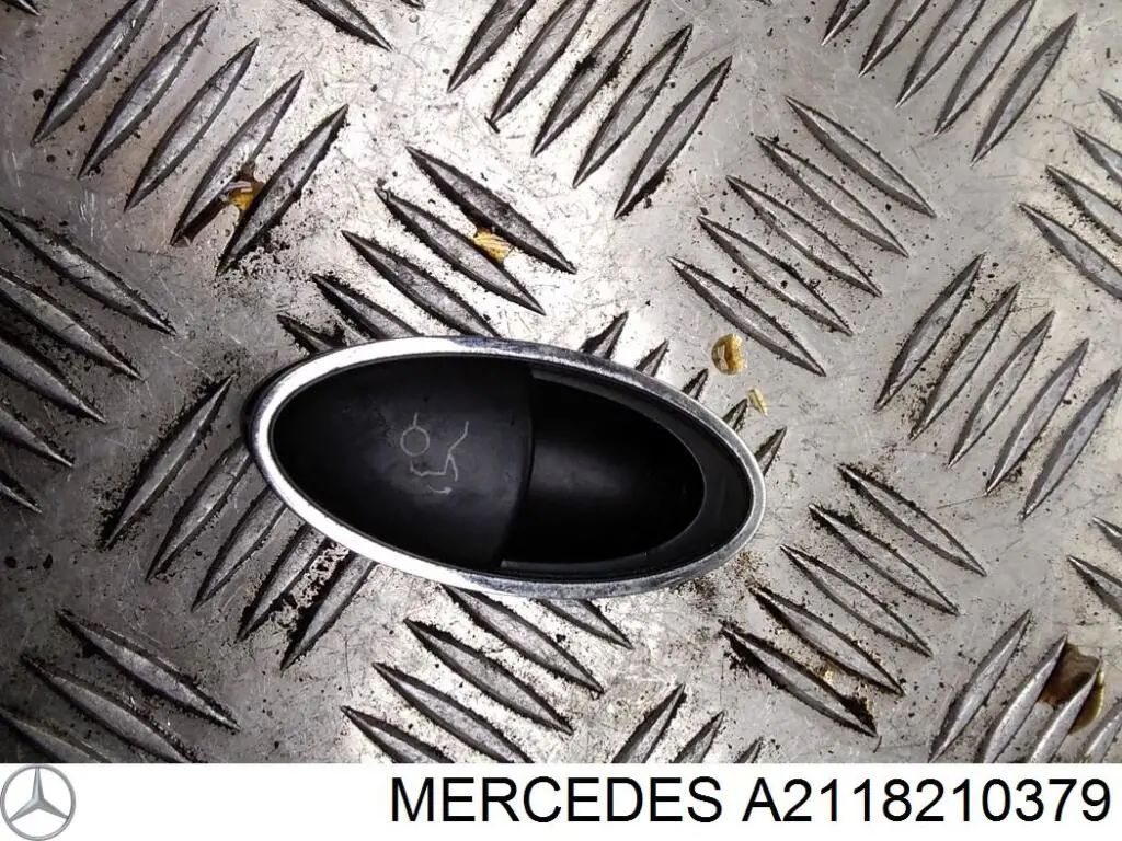 Przycisk klapy bagażnika (3/5 drzwi) w kabinie Mercedes A2118210379 cena, od 40,86 USD