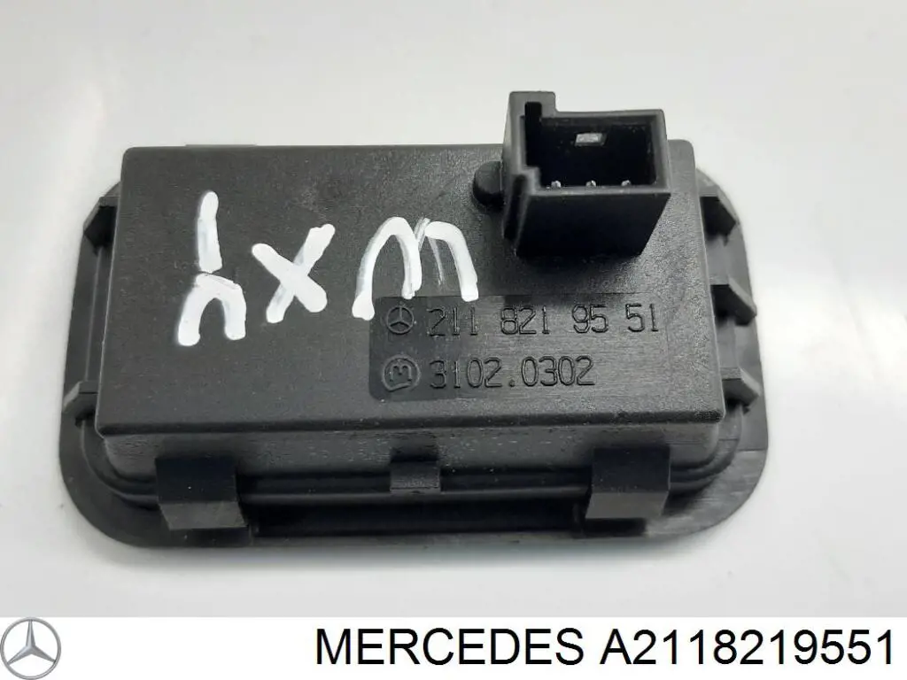 Do koszyka A2118219551 Mercedes Przycisk blokady klapy bagażnika (drzwi 3/5)