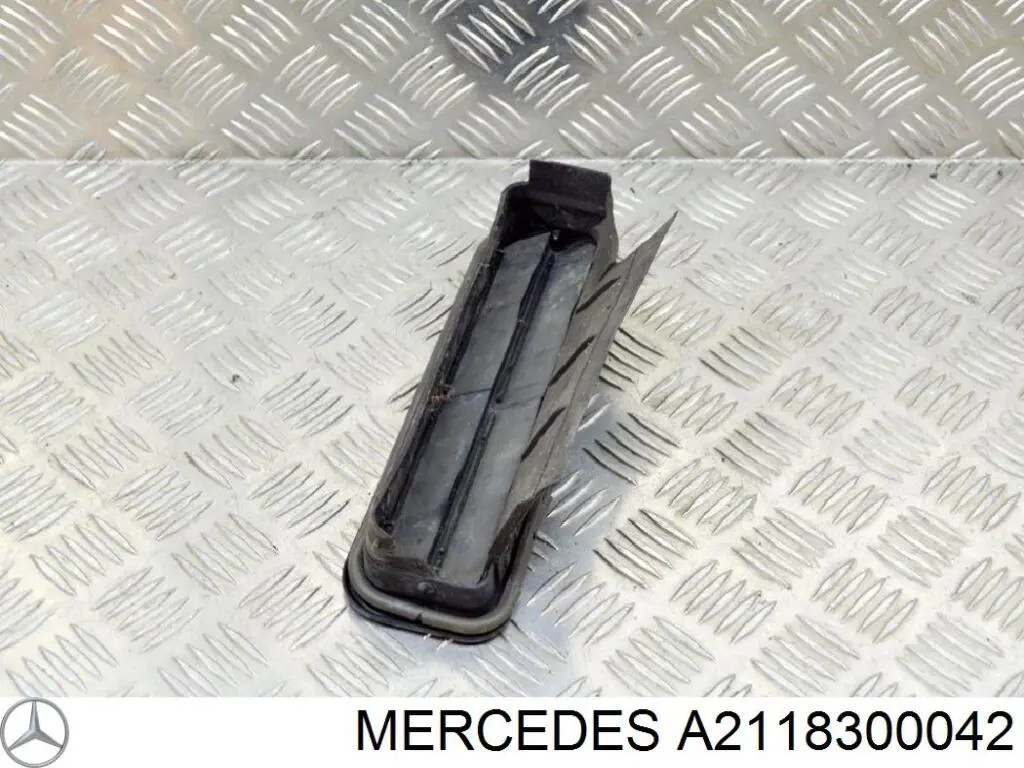 Klapka wlewu paliwa Mercedes E sedana (W211) (2002 - 2008) cena, od 39,97 USD